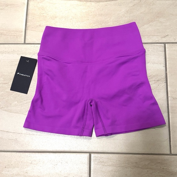 Fabletics Seamless Scrunch Short 4" fuchsia - Picture 3 of 4